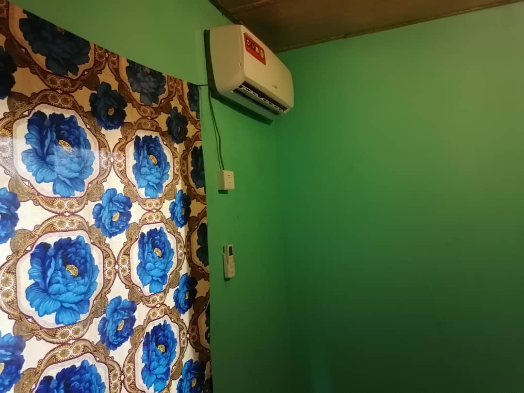 Photo principale du logement : A cozy and cool room for two, offering a double bed, private bathroom, and air conditioning for extra comfort.